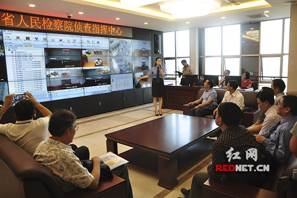 图为2015年10月湖南省人民检察院举行“检察开放日”的新闻图片，检察院的先进设施、美女检察官的专业讲解让活动参与者印象深刻