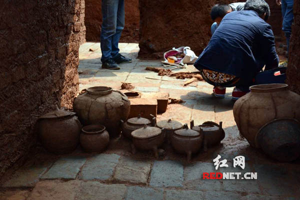 墓内发现器物25件，包括5件陶鼎。