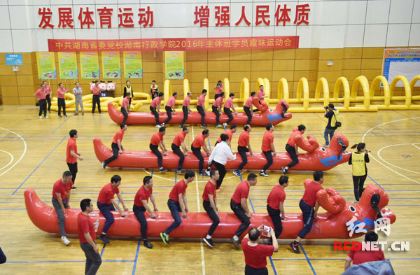 同舟共济比赛项目要求双脚撑地，不能坐在龙舟上。学员骑在气龙舟上，手拽着龙舟，双脚用力往地上一蹬，使得龙舟不断向前。
