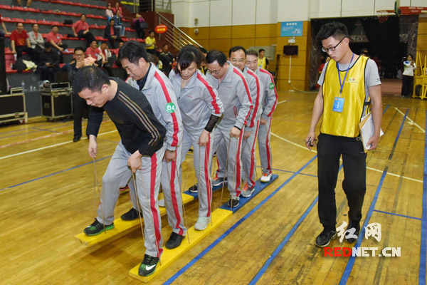 学员们参加万众一心比赛。