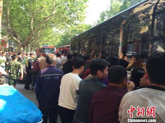 郑州女子被车门撞倒遭公交碾轧众人抬车救人