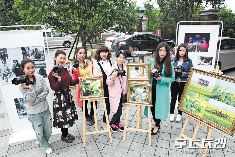 　　昨日，芙蓉区东岸街道，“姐妹拍客队”展示精彩作品，形象靓丽的她们更显失地农民精气神。长沙晚报记者 陈飞 摄