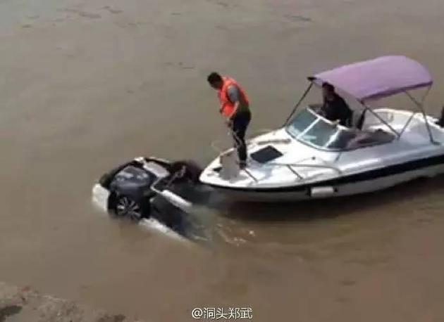 救护车把两人送到了乐清人民医院，可惜年轻男子已经死亡，年长的还在抢救。