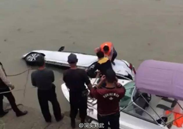 目前事故具体原因交警还在调查。