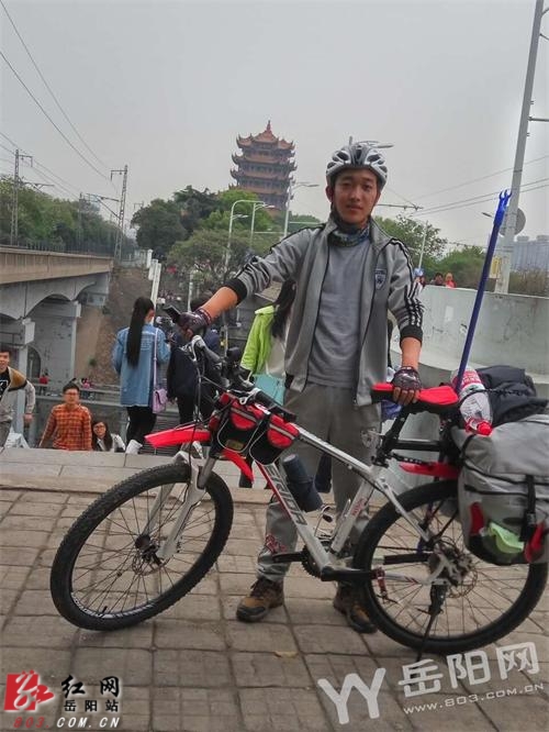 23岁岳阳小伙单车骑行1600公里到北京