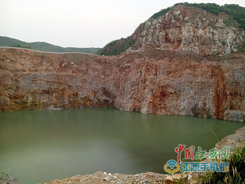 裸露的山体及形成的大采坑