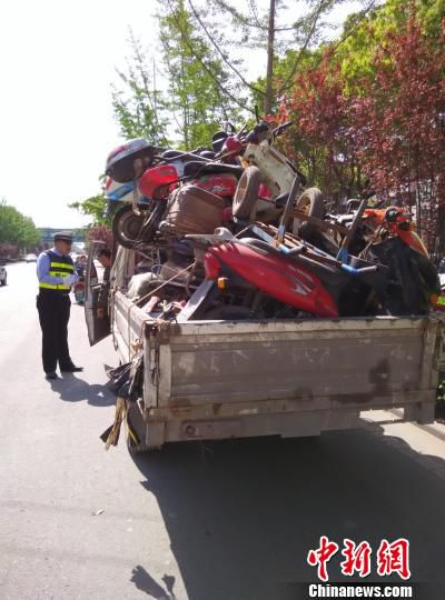 男子驾驶报废农用车上路车上载有16辆报废车