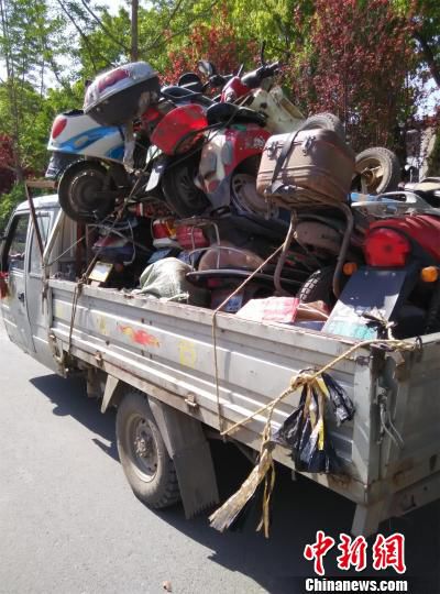 报废的农用车上装了16辆报废的摩托车和电动车　钟欣　摄