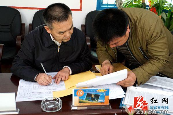 武陵源区：朱用文深入向家台村指导整区脱贫工作