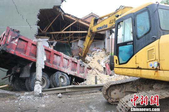 浙江一大货车冲下路基撞医务室事故致1人遇难