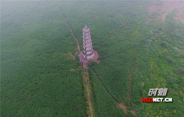 4月15日益阳沅江，下琼湖面上的塔。沅江有三座古塔，一座是琼湖镇船码头下首的八角亭，高15米，三层三檐六方，八角尖顶。第二座是滨临东洞庭的镇江塔，高23.95米，八方八角七级。第三座是立在城南十里千秋浃的凌云塔，高33. 5米，为七层八方，中空楼阁式石塔，它是洞庭湖中建造精美、保存完好的一座水上宝塔，是省、市的重点保护文物。