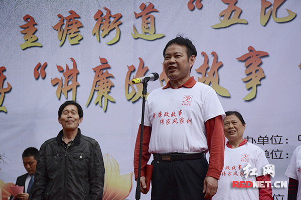 退休老干部邱昆明等现场发表廉政宣言，承诺作好社区廉政文化监督员。