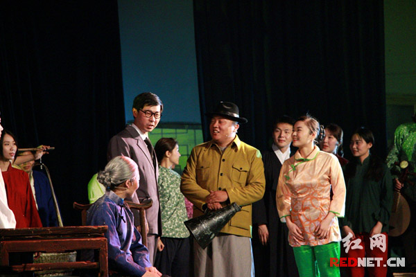 湖南省话剧团演员们在专场演出。