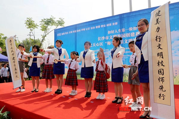 仰天湖中建小学的师生们用情景剧展示如何过好“文明”每一天。