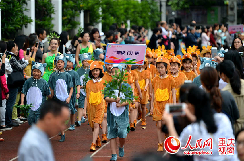 4月20日，重庆市龙湖巴蜀学校学生在参加运动会开幕仪式。