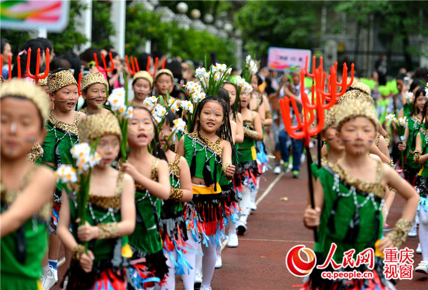 4月20日，重庆市龙湖巴蜀学校学生在参加运动会开幕仪式。