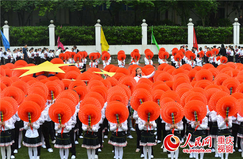 4月20日，重庆市龙湖巴蜀学校学生在运动会开幕仪式上表演节目。