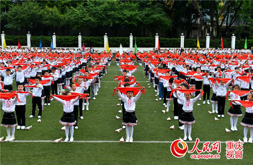 4月20日，重庆市龙湖巴蜀学校学生在运动会开幕仪式上表演节目。