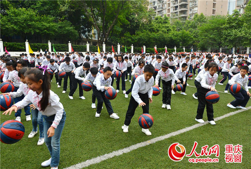 4月20日，重庆市龙湖巴蜀学校学生在运动会开幕仪式上表演节目。