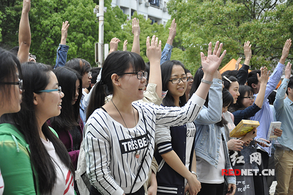 知识产权法知识竞赛环节，同学们纷纷举手抢答。