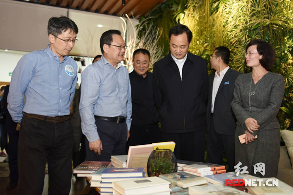 湖南省委常委、省委宣传部部长张文雄（中）了解现场情况。