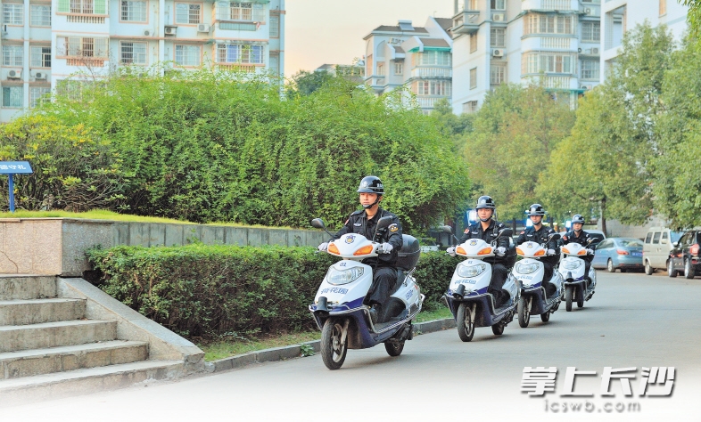 ←统一着装、装备齐全的应急处突队每日巡查在荷花园街道的大街小巷,成为居民点赞的护安力量。 均为长沙晚报记者 陈飞 摄