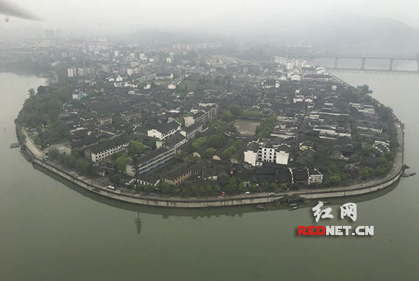 从直升机上鸟瞰黔阳古城，宛如一颗镶嵌在沅江上的黑色珍珠，美如江南墨画。