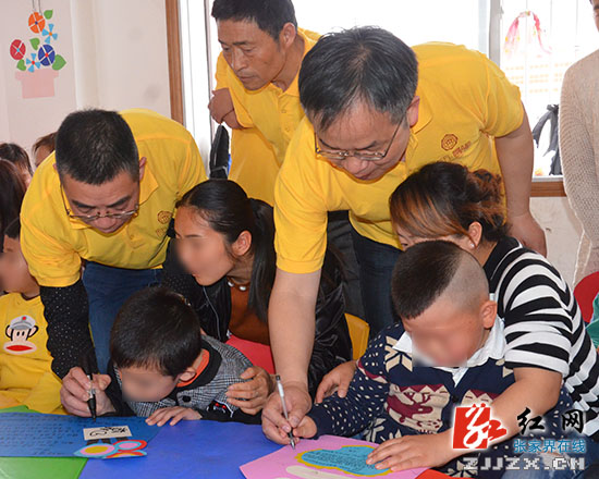 张家界：世界地球日 我们写封信向地球母亲表白
