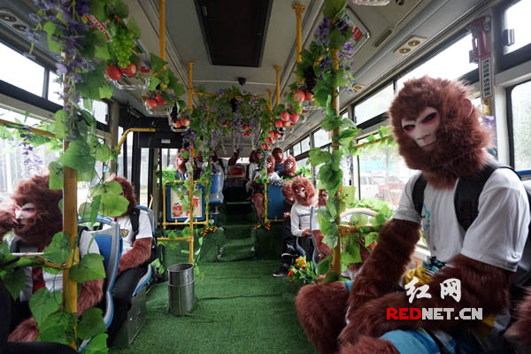 4月22日是第47个世界地球日，在长沙城南一楼盘前坪，一群扮成猴子模样的学生占领了公交车。