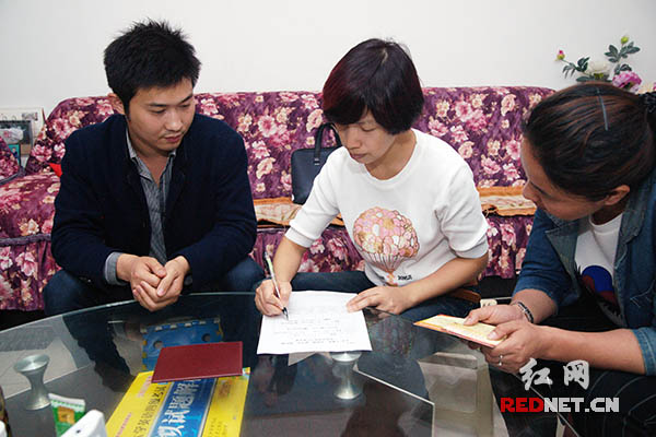 天台社区工作人员正在入户走访问卷调查。