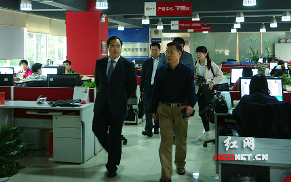 4月22日下午，湖南省知识产权局党组书记、局长肖祥清（左一）到红网考察。