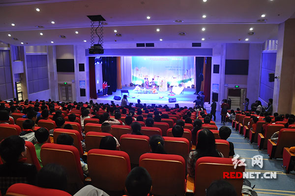 4月22日下午，第三届“绿草地”阅读行动走进长沙市大同小学。