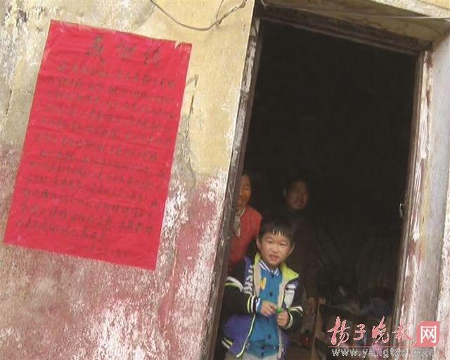 老汉收废品得来的旧衣服藏万元现金 后主动归还