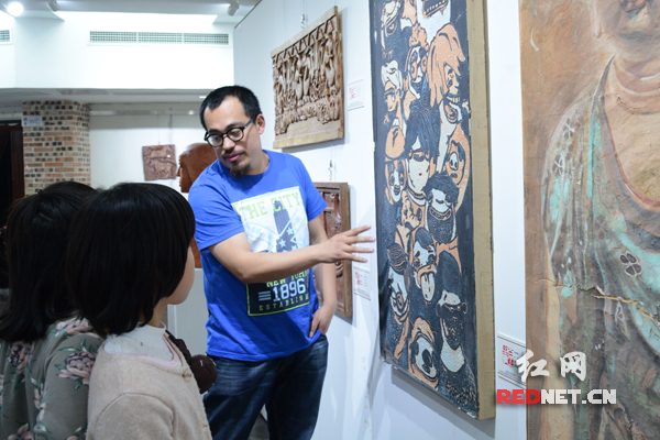 主讲嘉宾瞿孜文在长沙国际艺术中心，为孩子们实地讲解优秀传统工艺的传承与创新。