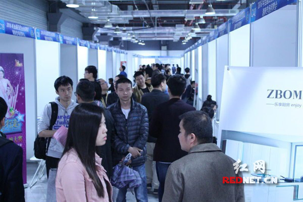 2016年全国民营企业招聘周湖南专场招聘会吸引不少求职者进场。