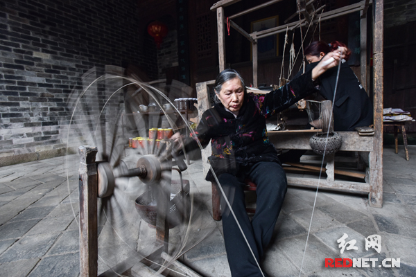 张谷英村老人仍熟练纺棉。