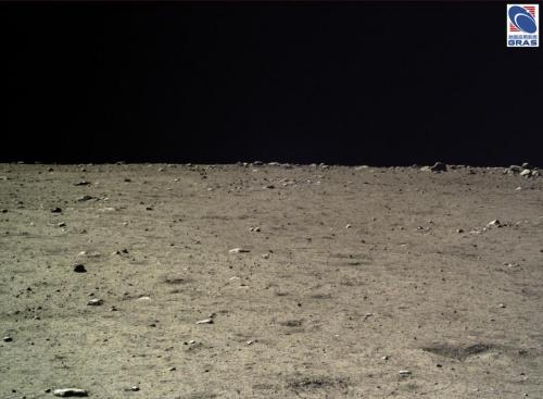“嫦娥-3号”着陆器地形相机拍摄的月面环境，满目苍凉，天空黑暗。图像来源：中国科学院国家天文台月球与深空探测研究部官网