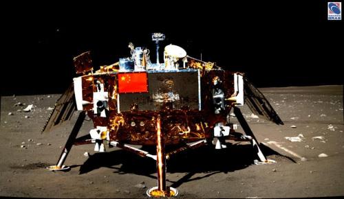 图为“嫦娥-3号”着陆器，照片由玉兔号月球车全景相机拍摄。 图片来源：中国科学院国家天文台月球与深空探测研究部官网