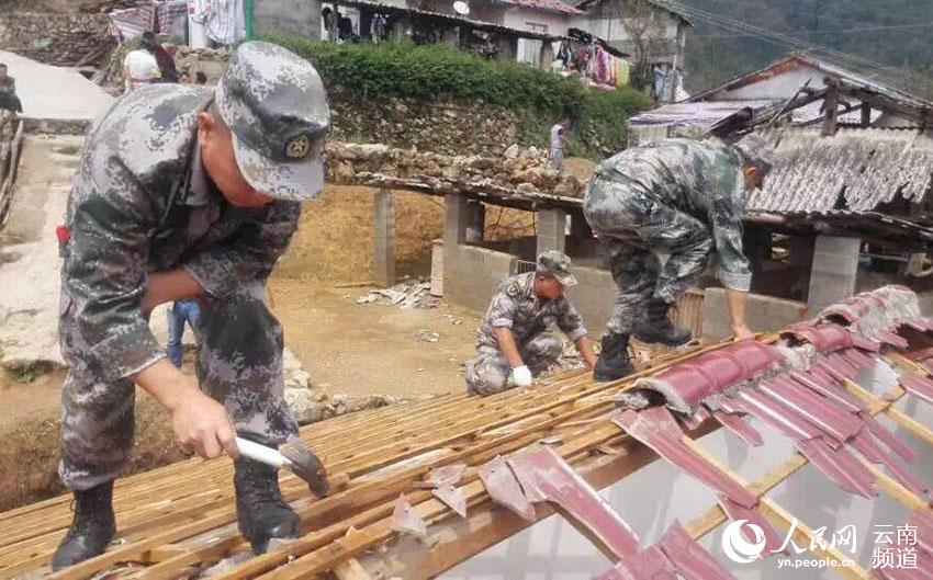 临沧军分区官兵在灾区排危除险。（柯穴 杜辉 摄）