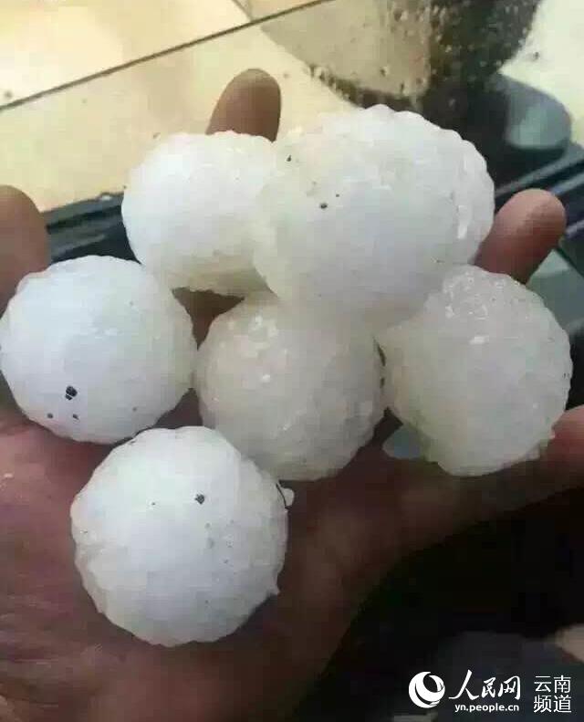 冰雹如鸡蛋般大小。（何家军 摄）