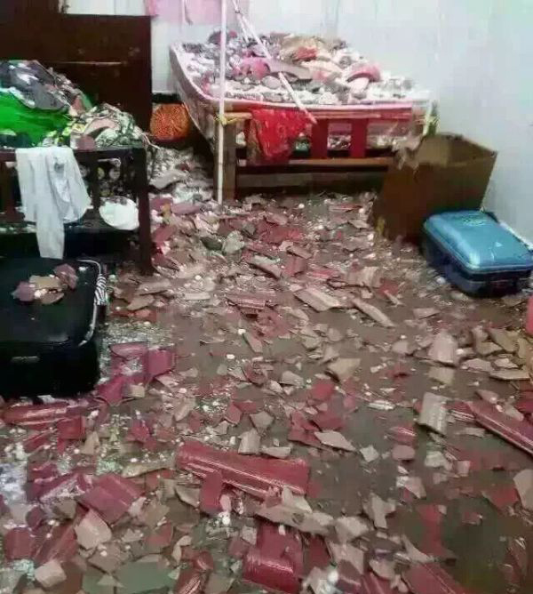 房顶被冰雹砸坏，屋内一片狼藉。（图片来源：临沧网）