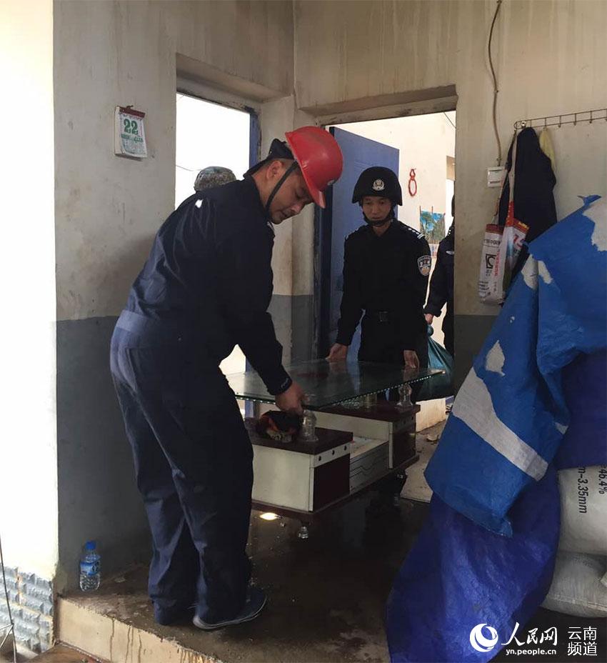 公安民警和边防官兵帮助老百姓转移物资。（何家军 摄）