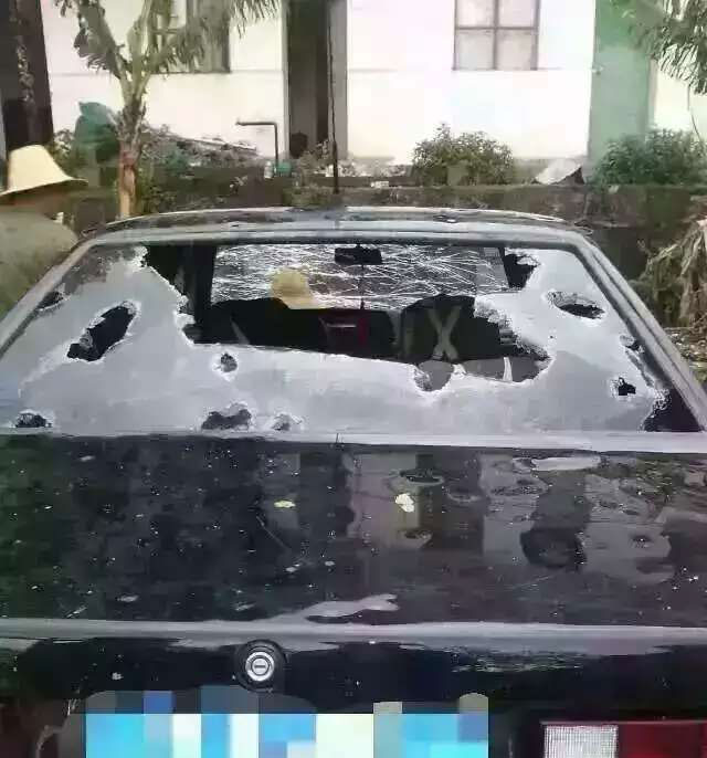 汽车玻璃被砸坏。（图片来源：临沧网）