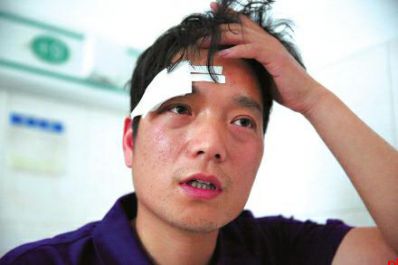  殴打快递男子自首  致快递员眉骨骨折竟然只被