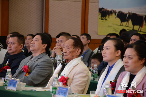 杂交水稻之父、中国工程院院士袁隆平（左三），湖南省政府副秘书长张银桥（左一），省文化厅党组书记、厅长李晖（右二）等领导出席。