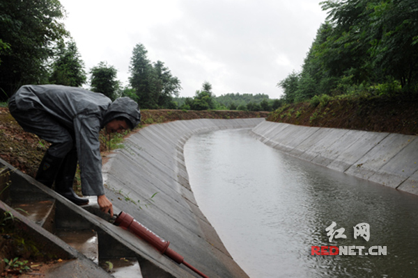 组织人员对灌区所有分水涵闸、泄洪闸、节制闸和机电设备进行一次全面的维护和防锈处理