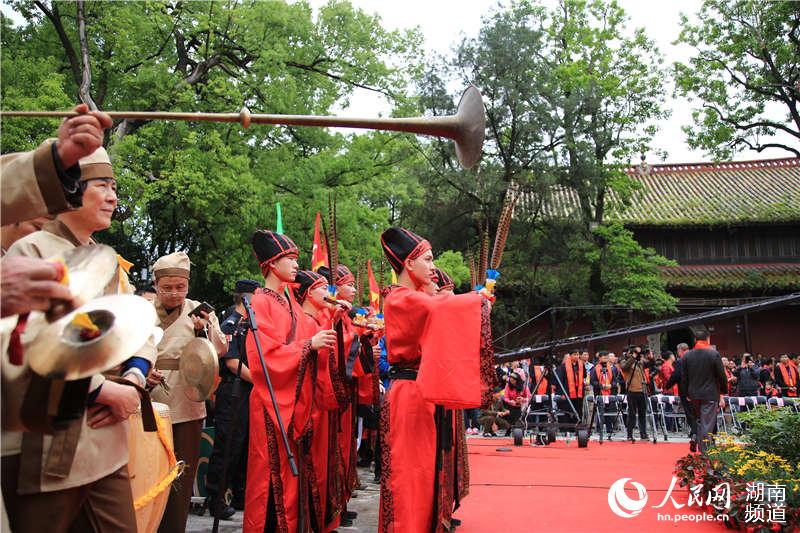 4月24日,2016年“中华茶祖节-南岳祭茶大典”在南岳大庙隆重举行。