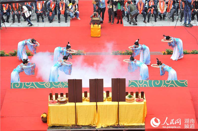 4月24日,2016年“中华茶祖节-南岳祭茶大典”在南岳大庙隆重举行。