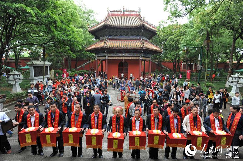 4月24日,2016年“中华茶祖节-南岳祭茶大典”在南岳大庙隆重举行。