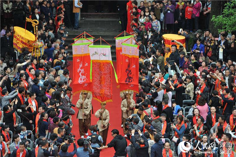 4月24日,2016年“中华茶祖节-南岳祭茶大典”在南岳大庙隆重举行。